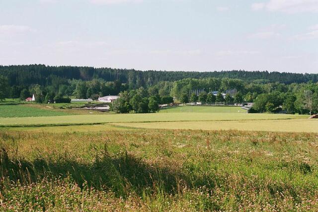 Sportgebiet und Sporthalle in schöner Landschaft