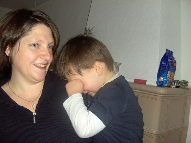 Kathrin Wittmann und Sohn Samuel, der gerade aus seinem Mittagsschlaf gerissen wurde.