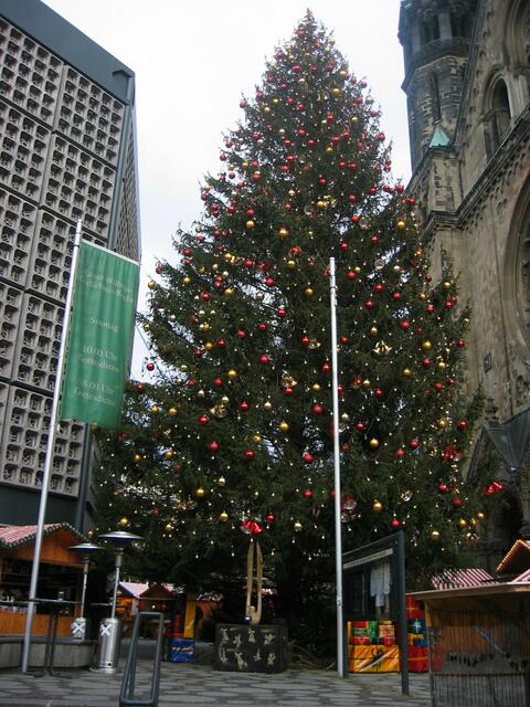 Weihnachtsbaum mit Kunstwerk "Flügel für Berlin"