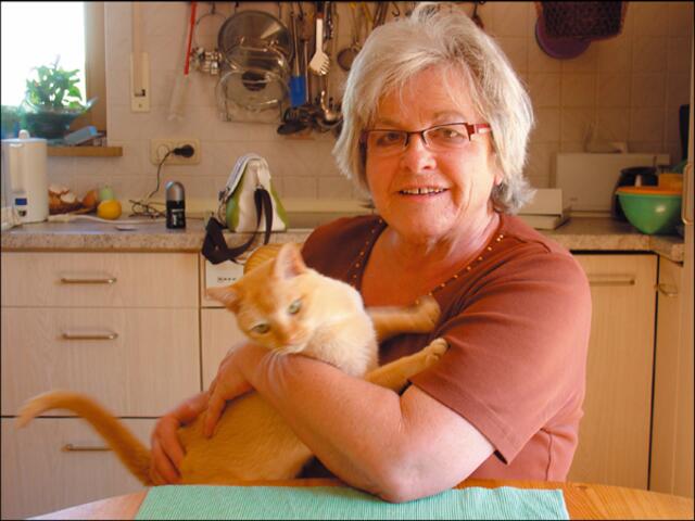 Sofie Kampichler mit Kater Sascha.