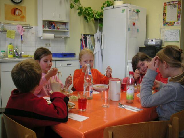 Nach der Schule warten auf das Mittagessen. Alles ist frisch gekocht.