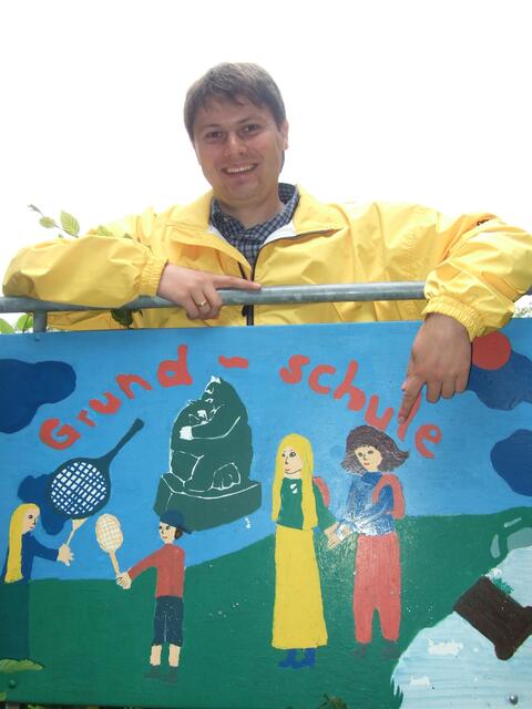 Michael Higl vor der Grundschule Meitingen