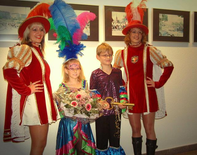 ... das Kinderprinzenpaar 2008,  Prinz Phillip I. und Prinzessin Christine I. mit hübschen Gardemädchen