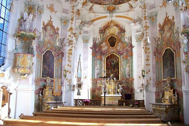 Der Hochaltar mit den Seitenaltären