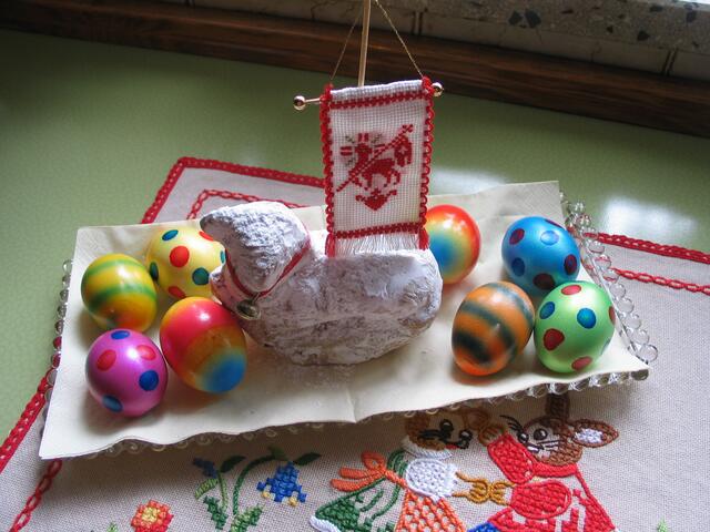 Osterlämmchen mit Dekoration
