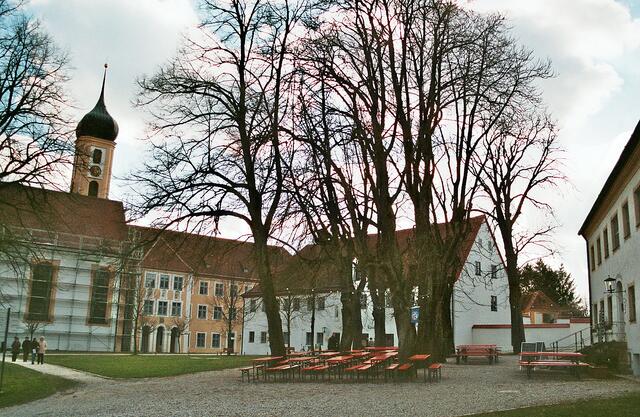 am Biergarten mit Blick zur Klosterkirche