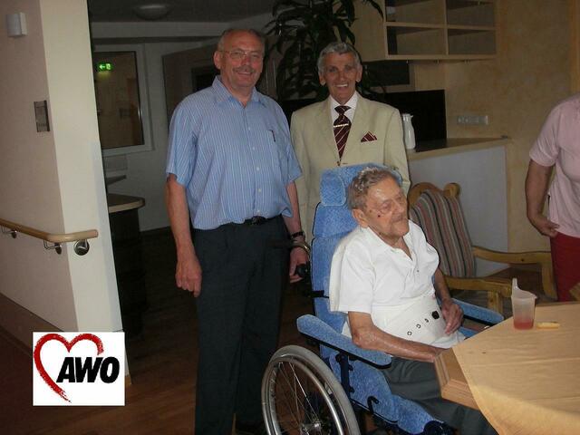 Übergabe der Pflegerollstühle