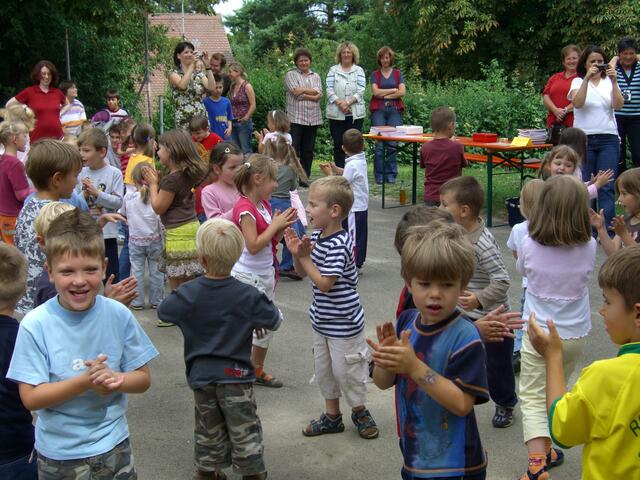 Begrüssungstanz der Kinder