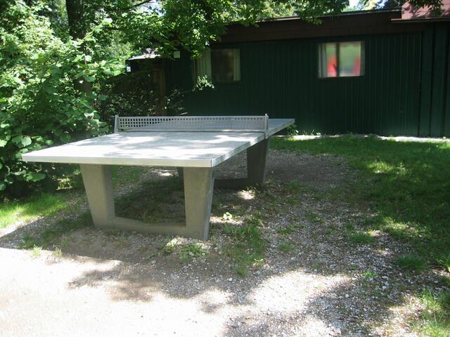hinterm Minigolfplatz steht noch diese Tischtennisplatte