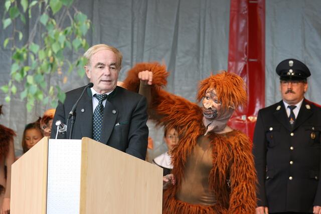 Dr. Nozars  launige Festansprache mit Affen auf der Bühne | Foto: Peter Igelspacher, Stadthalle Neusäß