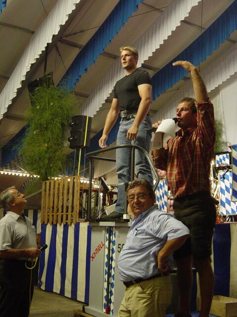 Steinheben beim Volksfest in Schrobenhausen