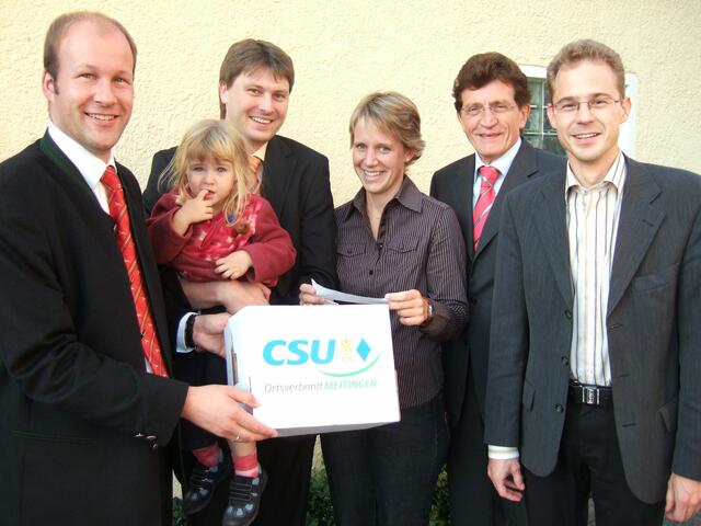 Die zweijährige Katharina Higl zog unter Aufsicht von MdL Martin Sailer, Bürgermeisterkandidat und Initiator der Umfrage Dr. Michael Higl, CSU-Ortsges