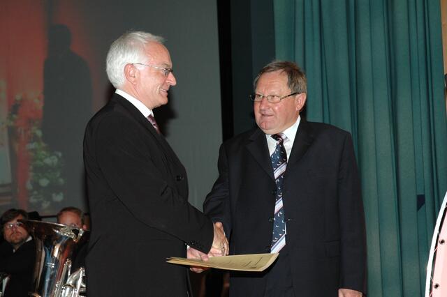 Landrat Dr. Karl Vogele (r.) mit Regierungspräsident Ludwig Schmid