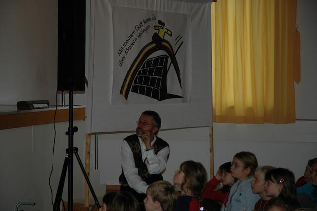 Alle hören gespannt zu.