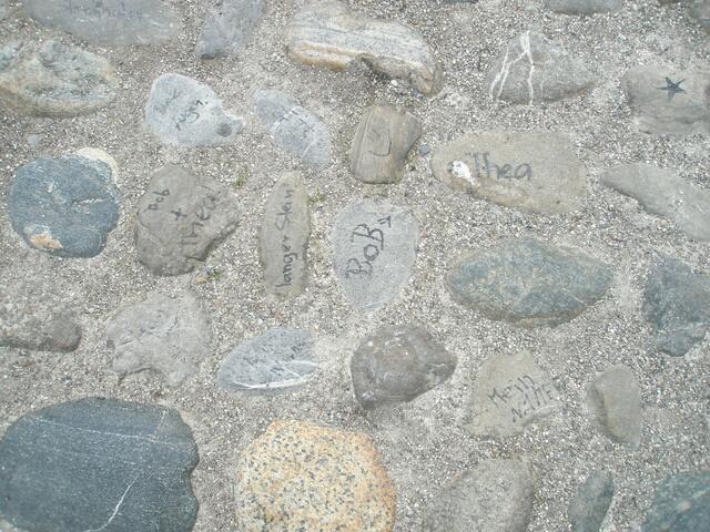Namen auf Stein vor dem Brunnen