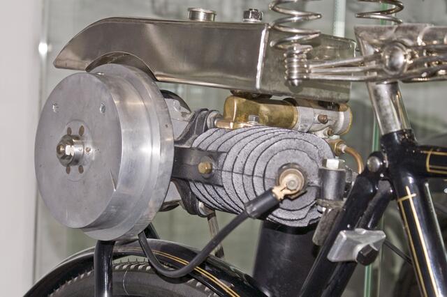 Fahrrad mit Hilfsmotor, hinten montiert, später gab es dann ähnliches am Vorderrad