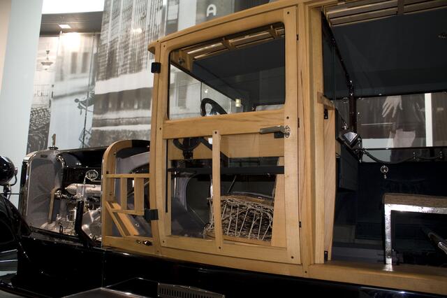 ein Oldtimer im Querschnitt, massiver Seitenaufprallschutz aus Holz