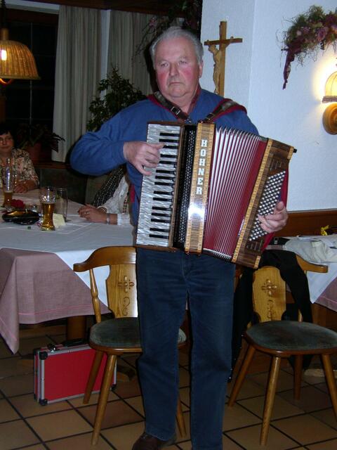 Der Rendle Ludwig spielt immer wieder auf....