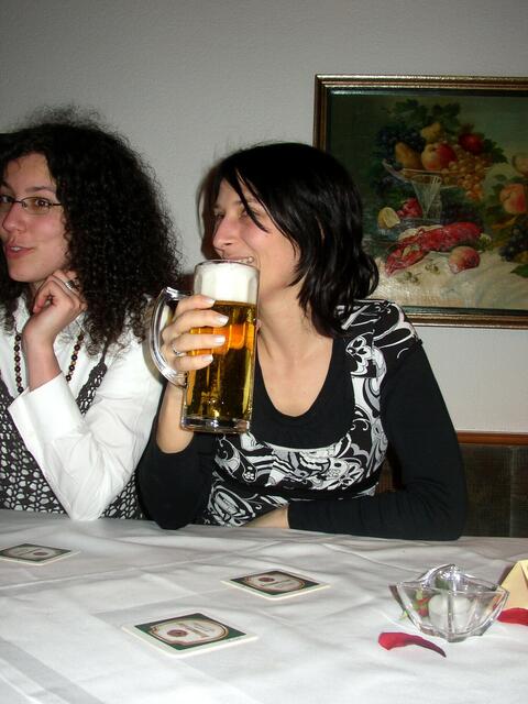 Auch Damen bekommen durst und mögen Bier.....