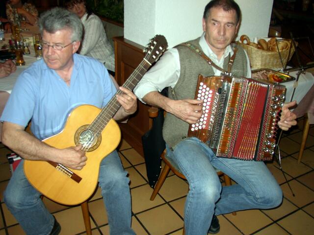 und schnell ist gewechselt, Franz, einziger Arbeiter der Gruppe, muss immer wieder wechseln....