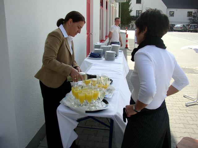 Simone Munding schenkt den Sekt ein