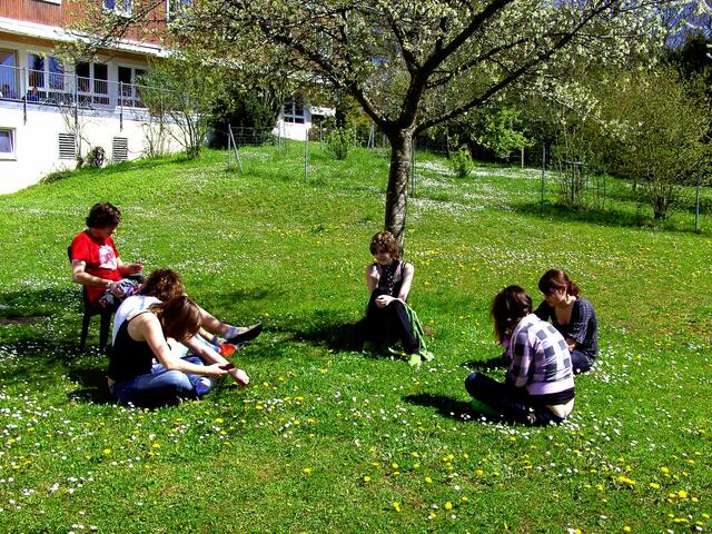 Die Mitarbeiter genießen die Sonne