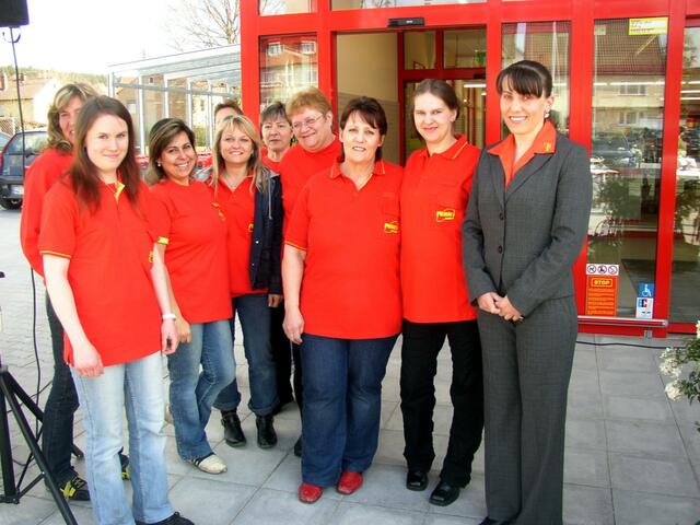 Die Krumbacher Pennymarkt - Crew, rechts Mariana Fuhrmann, Marktleiterin