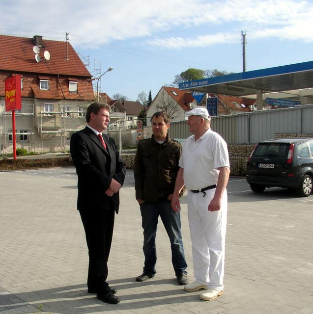 REWE Standortplaner Kubina, Gastwirt und Hausherr Karl Munding so wie Metzgermeister Gerhard Leberl