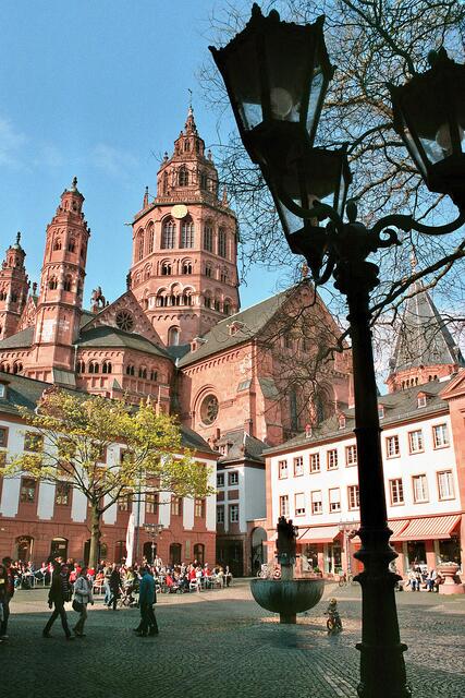 viele Cafes und Vinotheken rund um den Dom