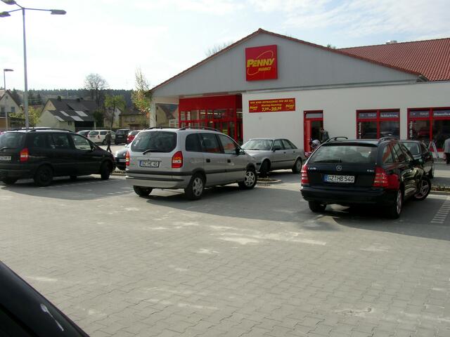 Große kundenfreundliche Parkplätze