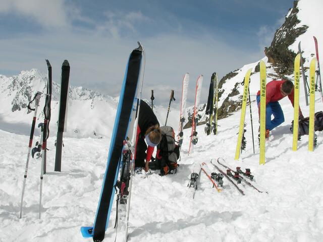 Die Ski werden hier im Skidepot gelassen