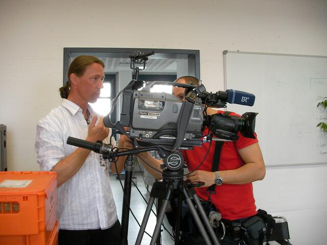 Das Kamerateam berät sich.