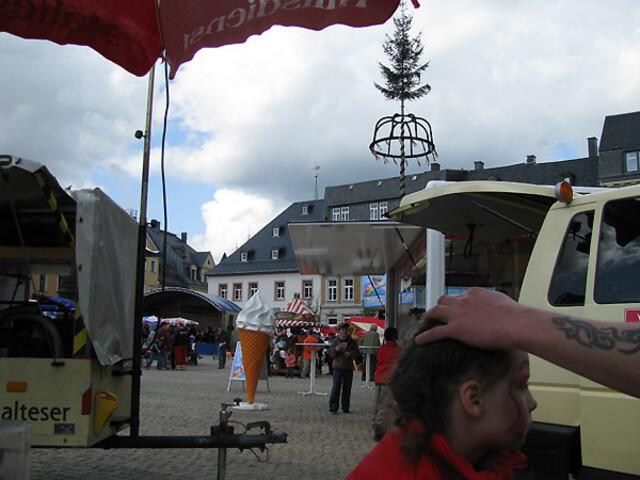 Kinderschminken unter'm Maibaum.