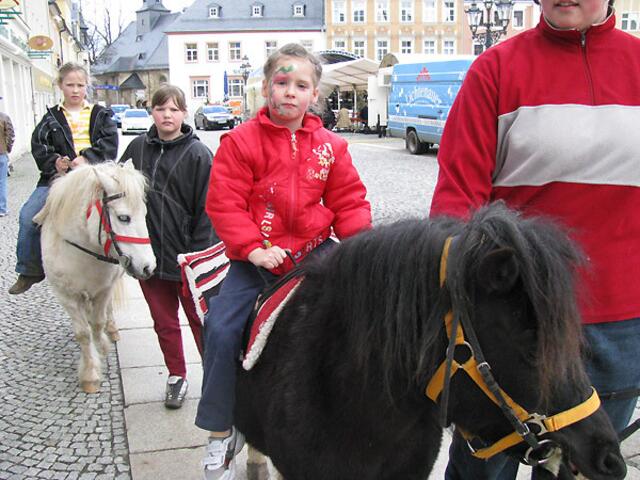 Auf dem Marktplatz mit dem Pony unterwegs.