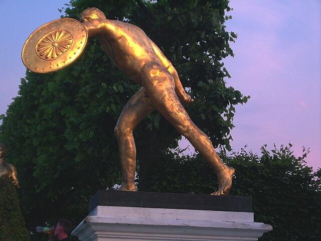 Gartentheater in Herrenhausen: Gold vor dem Abendhimmel