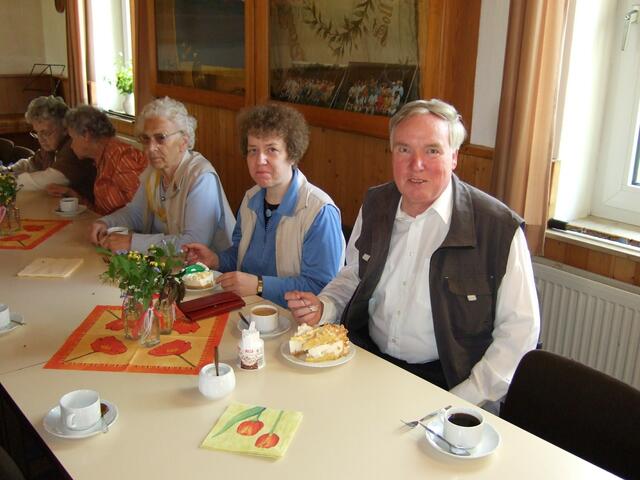 Kaffee trinken und Kuchen essen (Grete Volker, Christiane Wolff, Horst Schmiedchen)