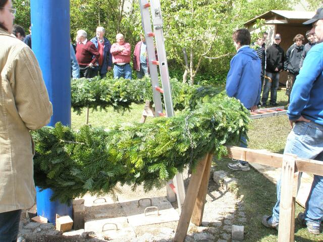 Die Öffnung - die gelassen wurde, damit man den Kranz um den Baum hängen kann, wird geschlossen und Bänder kommen auch noch dran