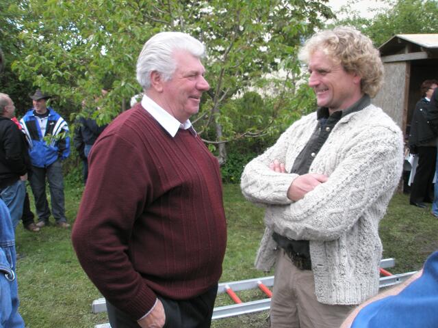 Exbürgermeister Förg spricht mit dem Verantwortlichen