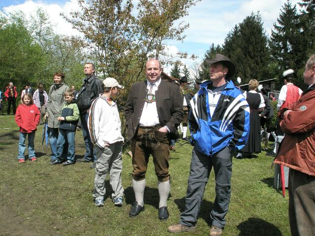 Unser neuer Bürgermeister (in Tracht) hier noch ganz entspannt