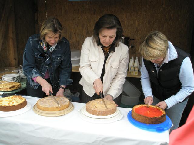 wir hatten einigen Kuchen, der alle bald verkauft war