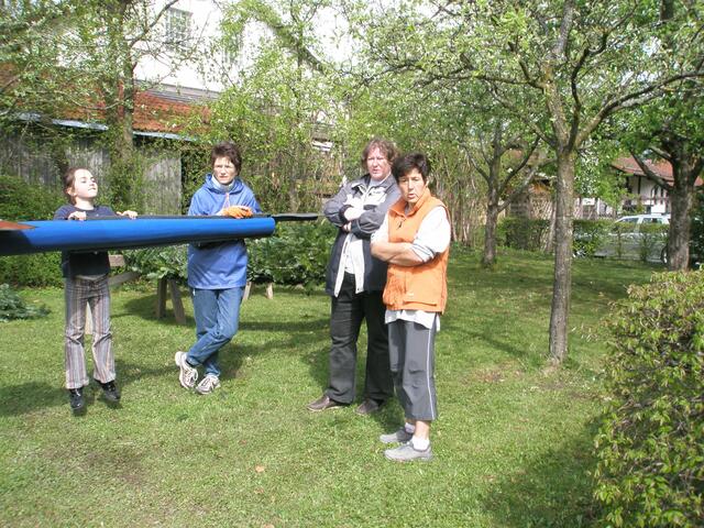 Der Maibaum liegt hier noch und wird bewacht