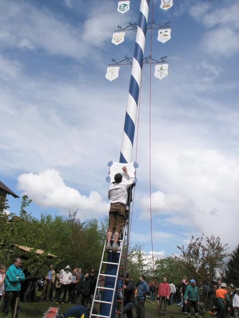 Das Schild wird fest gemacht