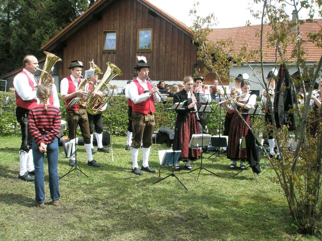 Die Windacher Blasmusik musste sich aufteilen, eine Abordnung spielte hier in Greifenberg