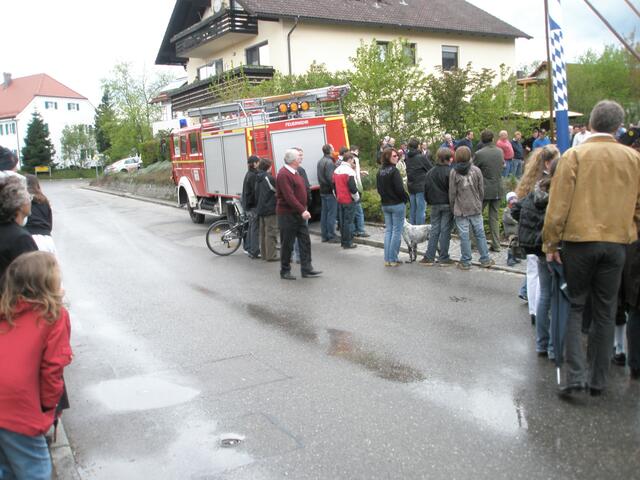 trotz Regen - die Zuschauer bleiben in großer Zahl dabei
