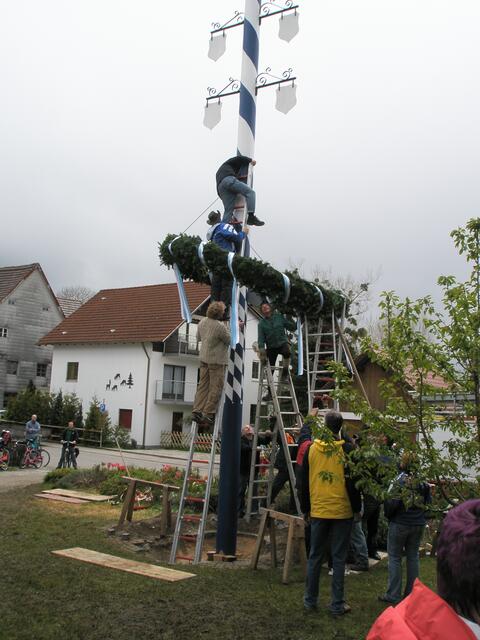 ...und bist du nicht willig.... er musste dann doch noch , der Kranz oben hängen bleiben :-))