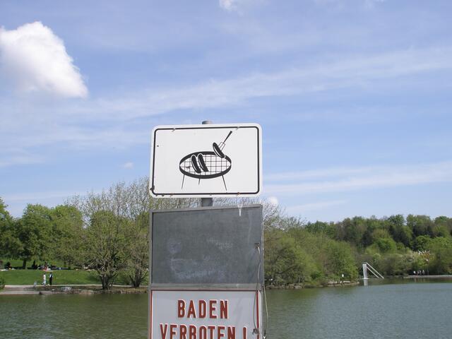 dies Schild weist den Grillplatz aus - Grill muss man aber selber mitbringen
