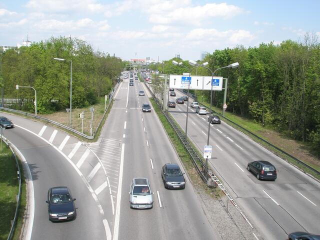 der eine Teil ist mit dem anderen Teil durch eine Brücke verbunden, schaut man hinunter, blickt man auf den Mittleren Ring
