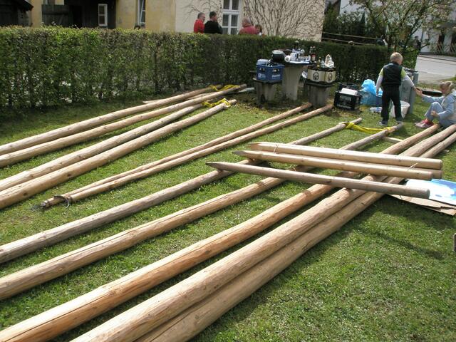 Stangen liegen bereit - um den Maibaum aufzurichten