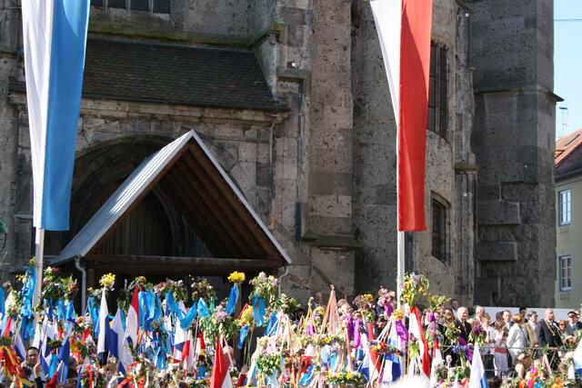 Blumenschmuck, Birkenzweige und Stäbe in die Höh!