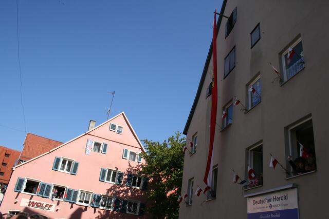 Lokalpatriotismus: An fast jedem Fenster hängt die Fahne der Stadt, während des Stabenfest-Umzuges.